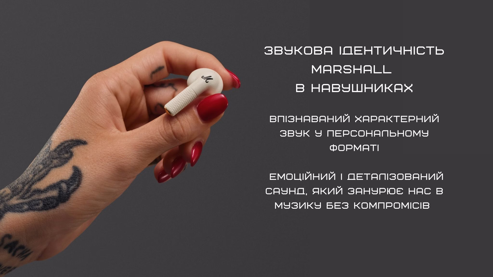 Наушник Marshall Minor IV Cream в руке крупным планом